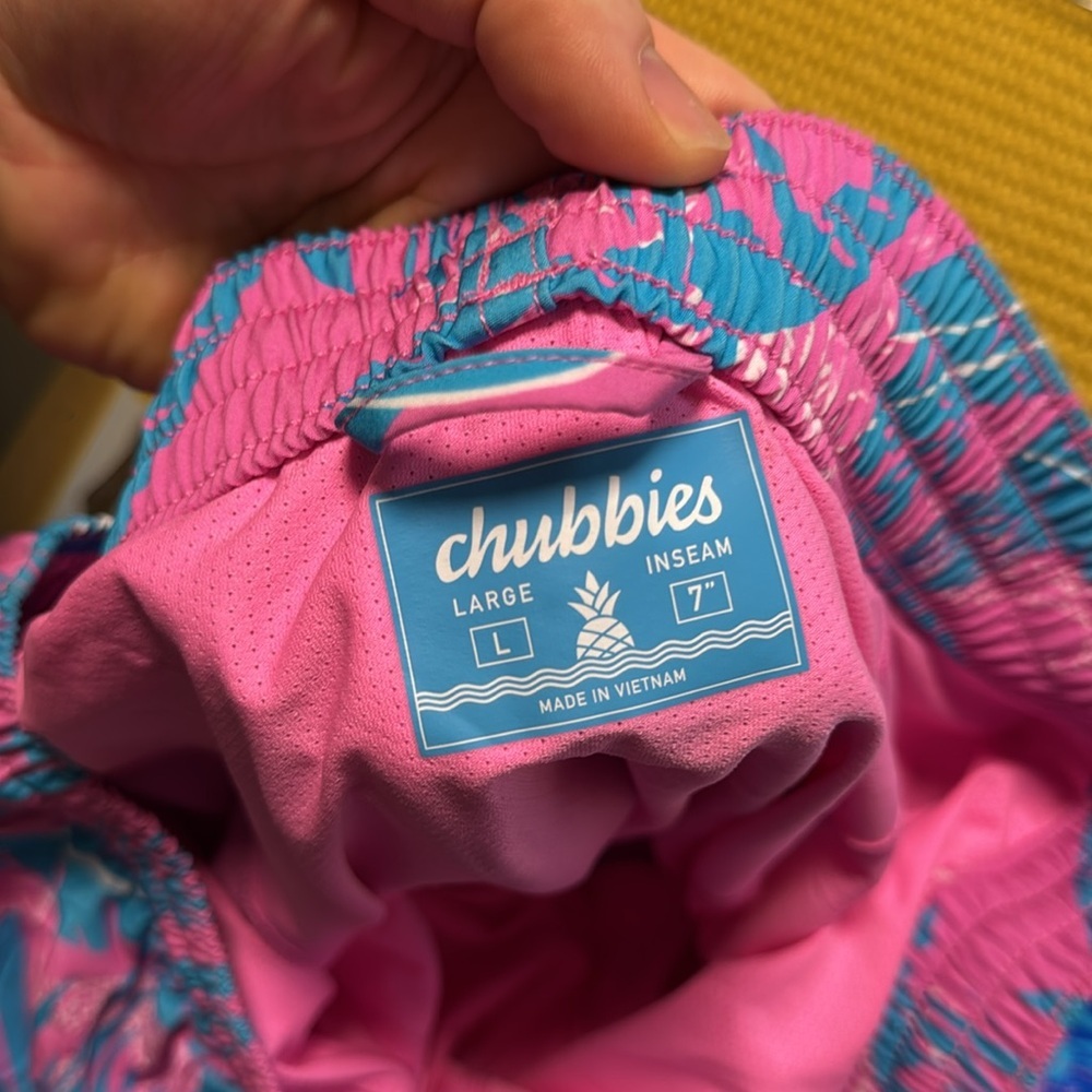 Chubbies The Hydrofoils Classic Swim Trunks in Pink/Blue Jungle 7” Inseam - Picture 5 of 5